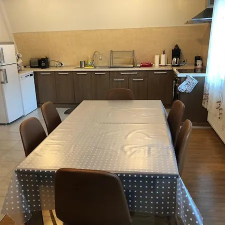 With 2 Bedrooms Apartamento